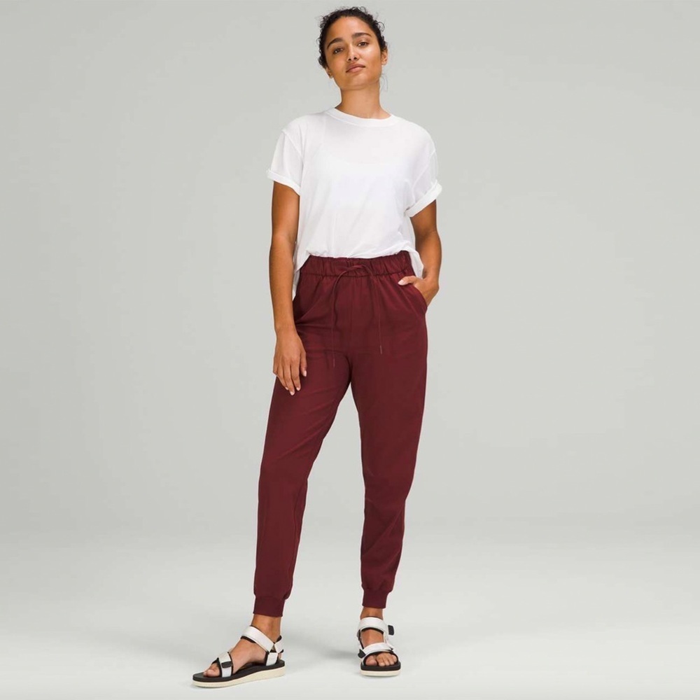 Lululemon - Stretch High-Rise Jogger *Full Length - Red Merlot